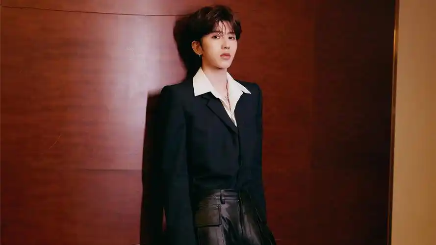 蔡徐坤时尚活动写真图片桌面壁纸