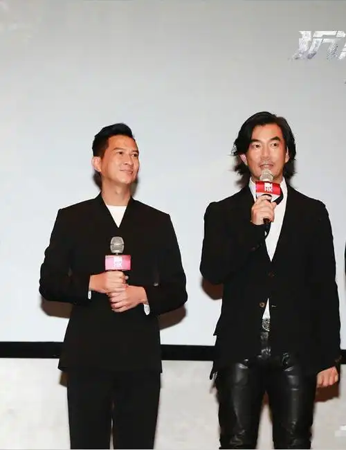 任贤齐张家辉罕见合影,52岁的他略显沧桑!