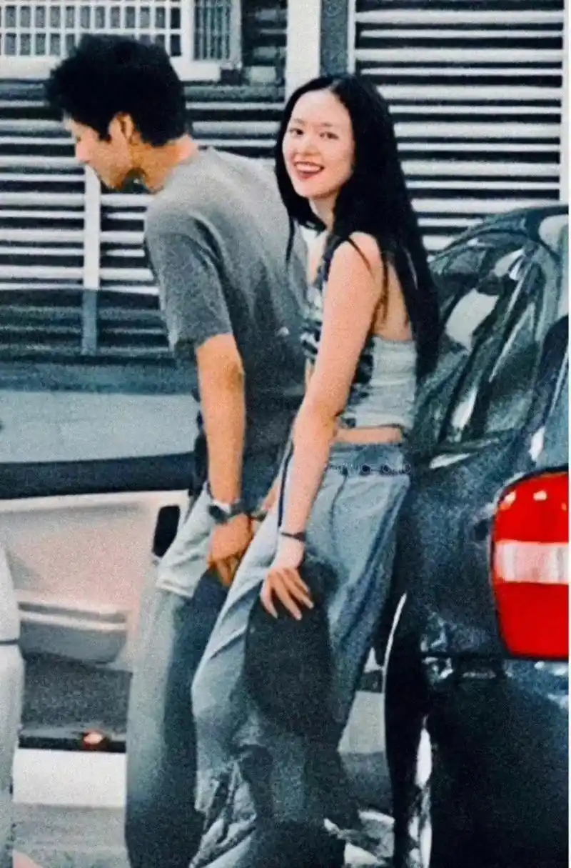 当年狗仔队拍到的霍启山和章子怡照片