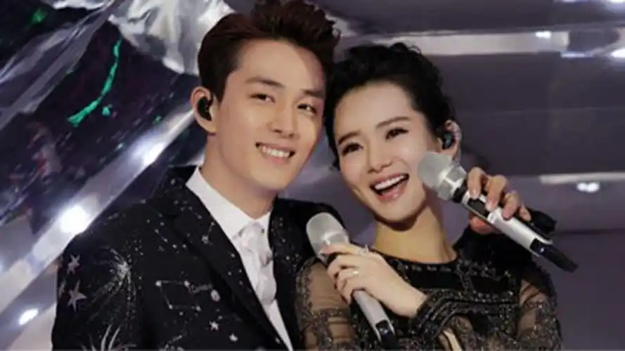 戚薇李承铉同台合唱《天上飞》,全程高能互动甜到齁