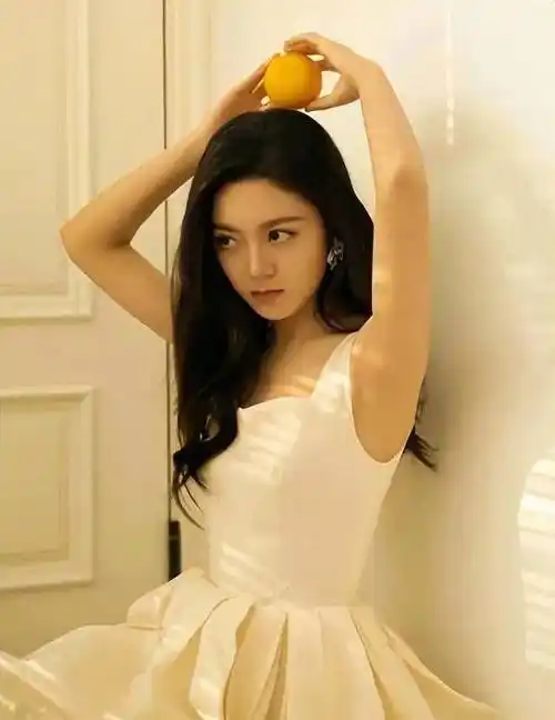 赵今麦身穿白色吊带裙,他的事业线引人注目,头发飘扬,气氛充满了_感觉