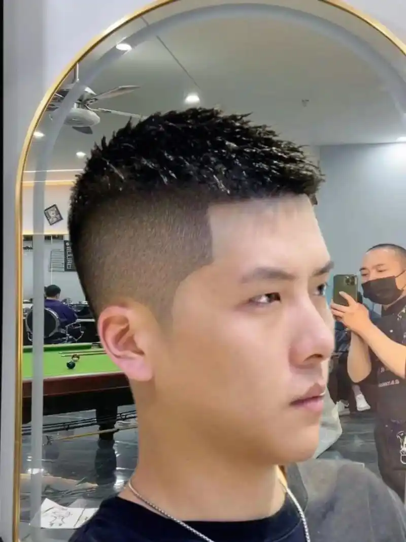 都说寸头是体现帅哥的标准.痞帅寸头,#这谁顶得住啊 #男士发 - 抖音