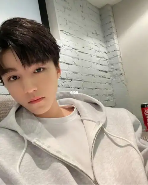 王俊凯少见的自拍照