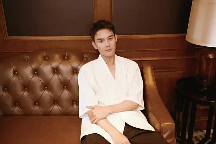 王凯发布一组生日写真简约出镜悠然自得