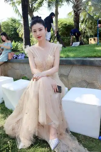 "沈眉庄"斓曦也高调起来,穿裸色礼裙高贵大气,丰润身材很迷人