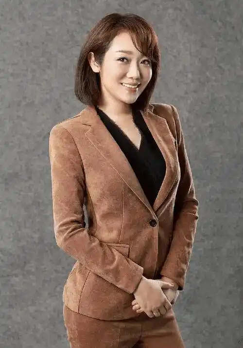 40岁的广东台美女屈炫希,被误传是李青山的妻子,现实中感情成谜_珠江