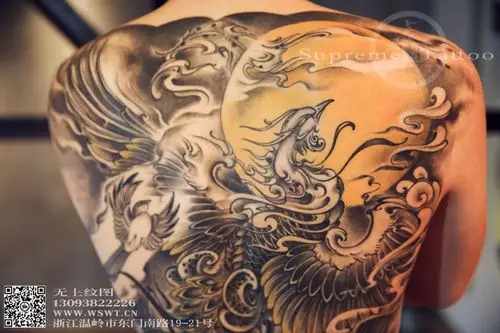 满背金凤凰霸气纹身