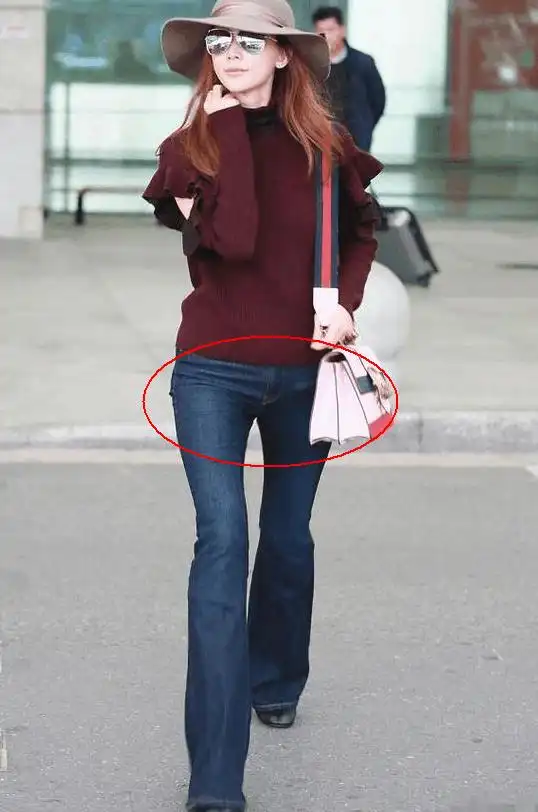 43岁林志玲穿紧身牛仔裤,腿缝太宽好尴尬,网友:真是没闲着!