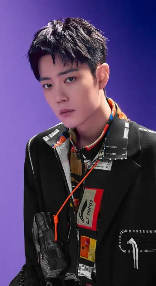 肖战最新大片96运动潮流,眼神超a的帅气战#肖战#@x玖少年团肖战day