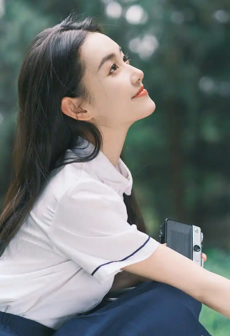 蒋依依学生装长发飘飘青春活力写真