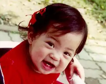 工作室晒欧阳娜娜多张童年照小脸肉嘟嘟超可爱