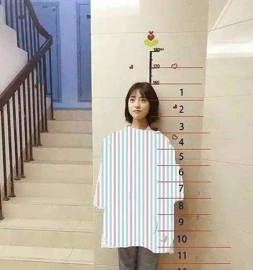 160的沈月撞上160的冯提莫, 同晒照身高零差距, 都把网友当傻子!