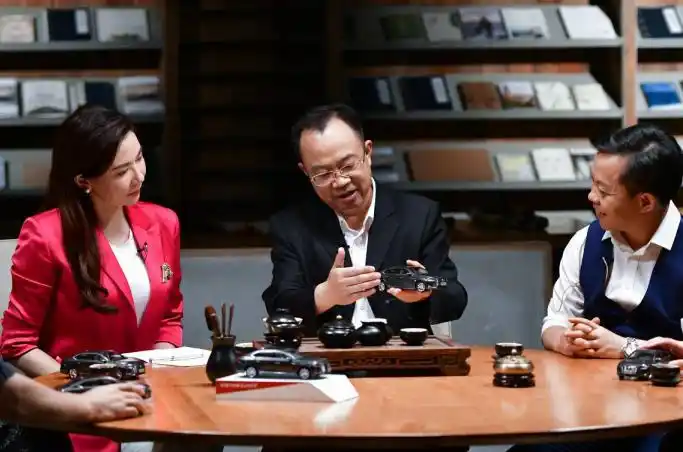 一同齐聚"邓璐访谈间",通过圆桌访谈的形式分享他们的奋斗故事与经