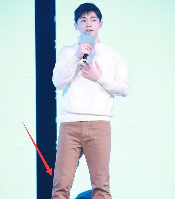 邓伦这是胖了多少?粉丝开美颜都拯救不了腿型,也离不开精修?