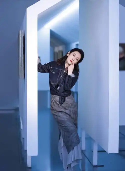 秦海璐春日美照清新短发造型融入京剧元素展现非凡的曲艺魅力