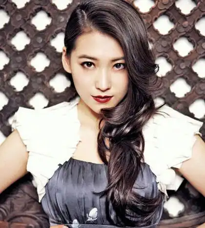 图宁丹琳性感写真秀裸背诠释性感女人味