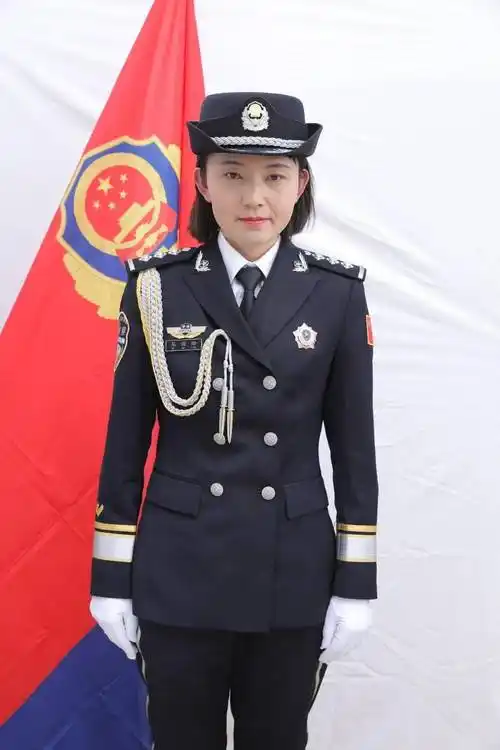 你好警察节庆祝第二个中国人民警察节系列活动之送你一张警服照