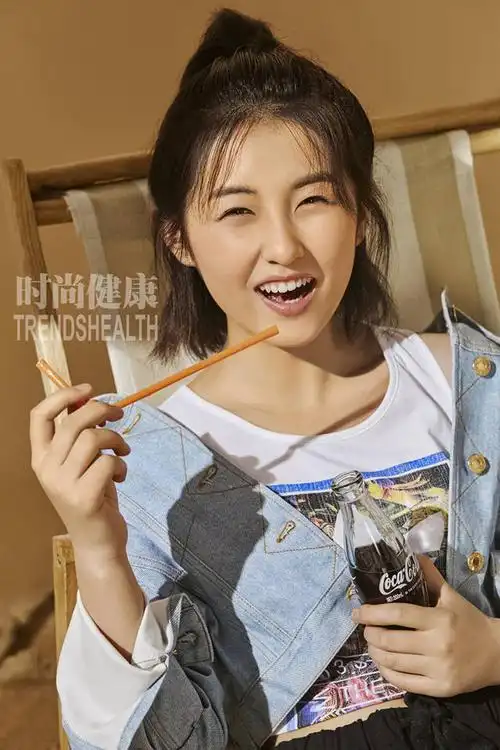 张子枫时尚大片曝光 化身阳光沙滩少女