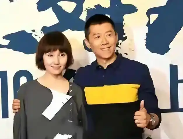 袁泉夏雨夫妇同框,俩人同穿牛仔裤很般配,低调朴素没明星架子