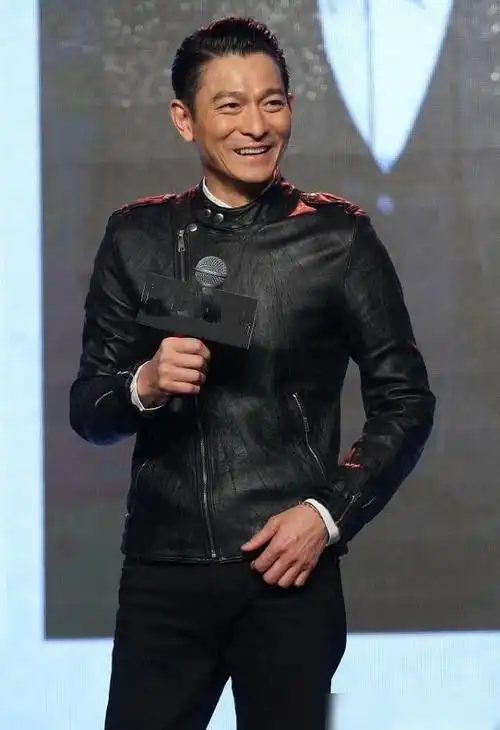 刘德华活动出席时尚亮相59岁穿皮衣梳大背头风华不减当年