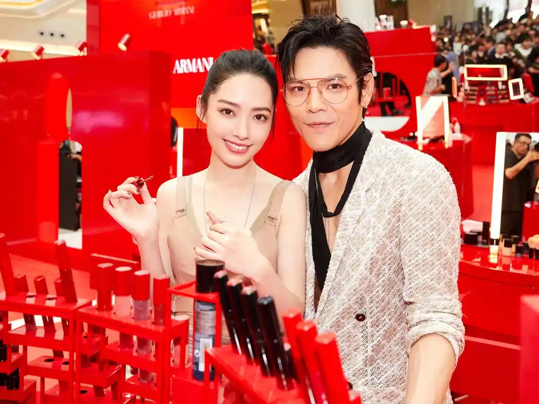 5年闺蜜情深,曾轶可被取消演出后,郭碧婷主动与其互动