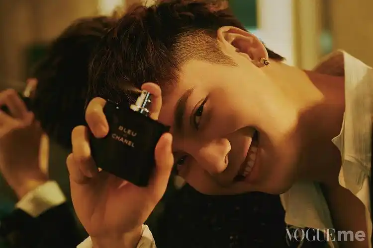 陈伟霆 香奈儿蔚蓝香水的新宣传片 他笑起来好甜呀!