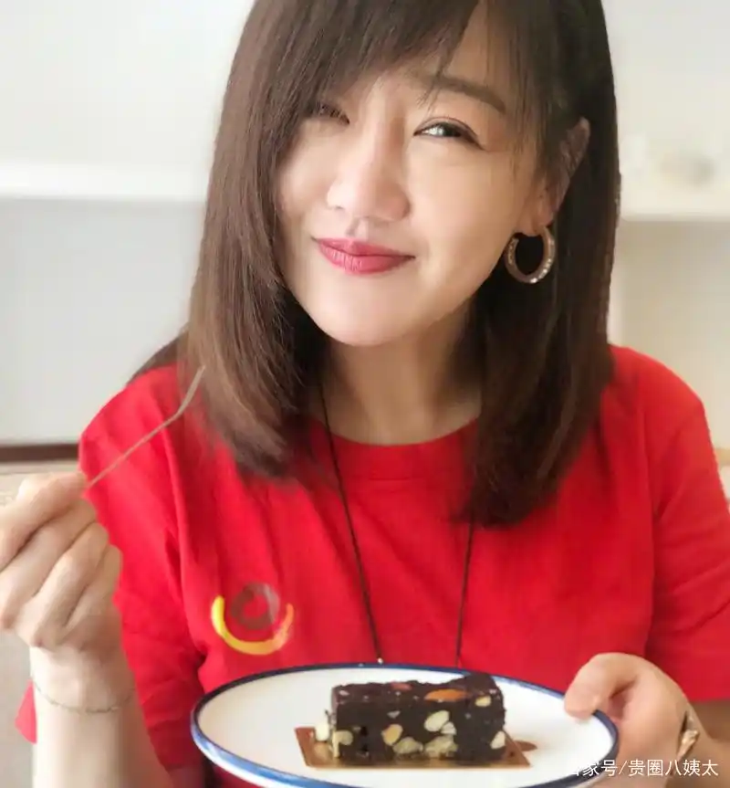 薛佳凝久违晒照气质很少女,细看脸和手却难掩41岁老态