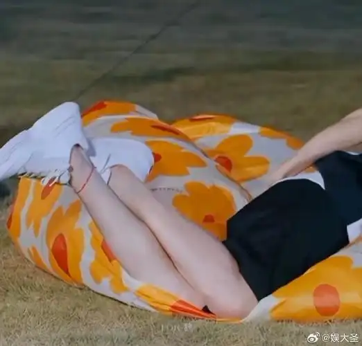 魏大勋脚脖系红绳