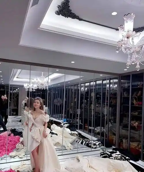 谁说女人不能为自己做嫁衣,34岁网红周扬青身披婚纱美到不可一世