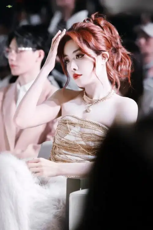 喻言时髦青年三周年派对##喻言金色抹胸