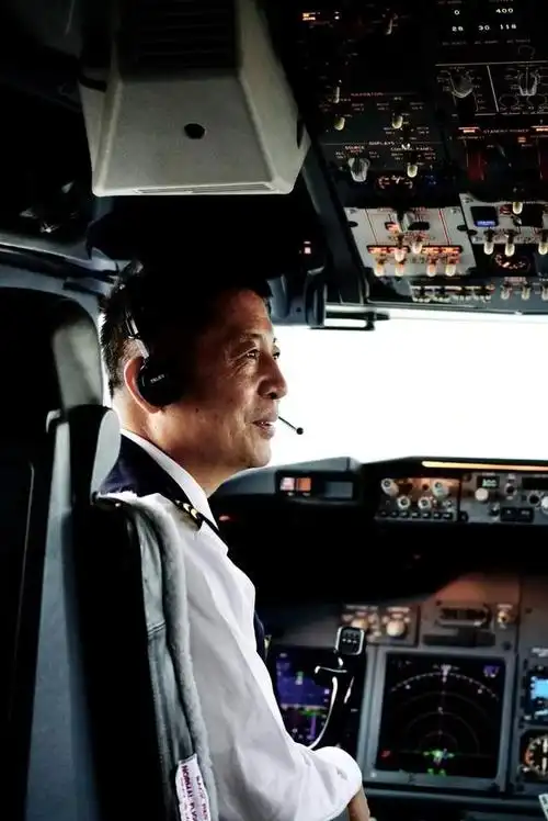 专访功勋飞行员王军,荣耀飞行人生路,每一步皆与祖国同在!-搜狐大视野