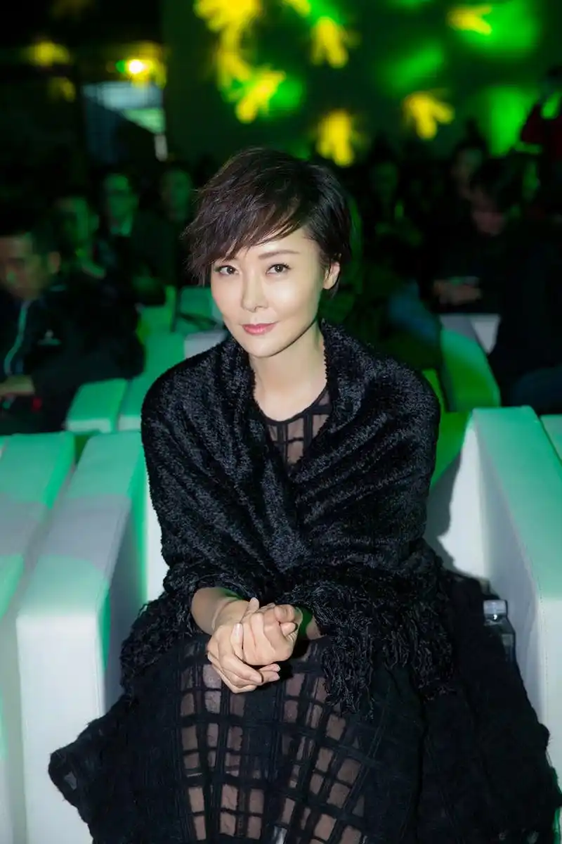 柯蓝短发干练亮相