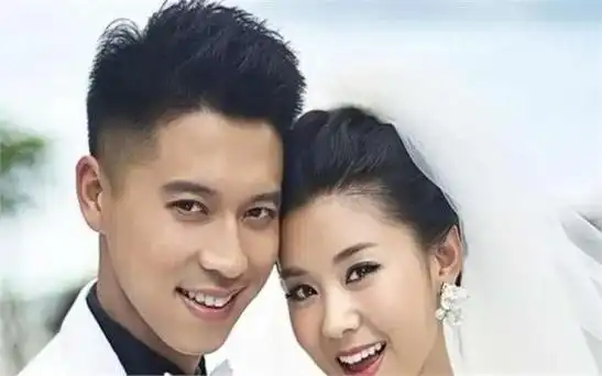 李小萌晒奢侈豪车,穿v领裙成豪门贵妇,与丈夫王雷一直相伴相爱