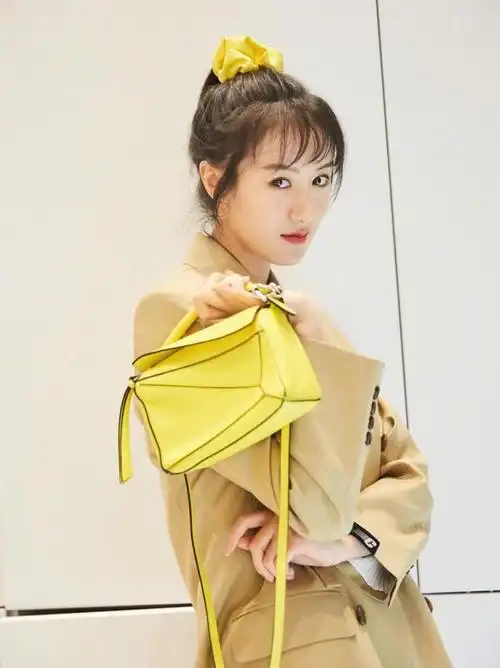 袁冰妍真会穿米黑色格纹裙装搭配黑白衬衫随手拈来的少女感