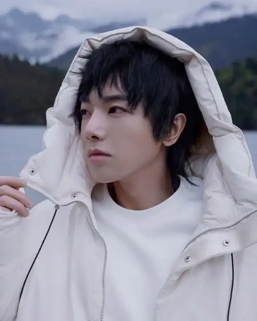 华晨宇今日大秀造型写真一身白色look的花花山野云海间大片