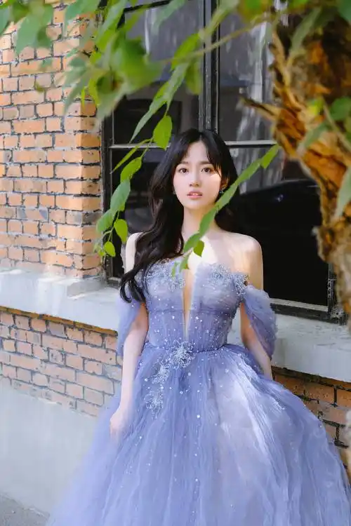 汤梦佳首次亮相华表奖 电影作品《老师·好》斩获奖项-明星-doigt时尚