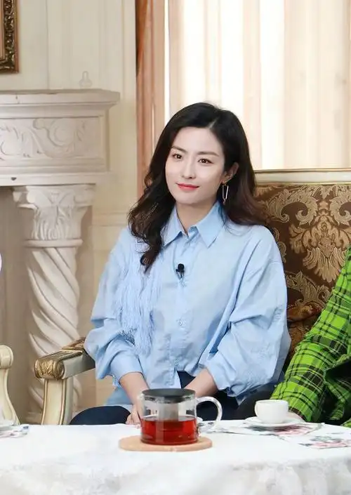 奔四的徐百慧温柔又自信,蓝色衬衫拼接流苏,看起来温