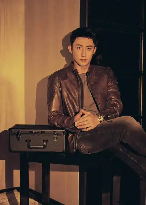 轮到黄景瑜美拉德穿搭了##黄景瑜轻熟风好帅