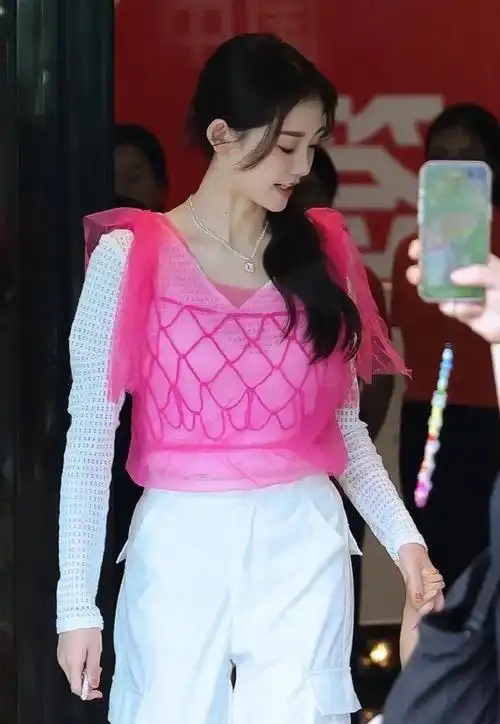 苗苗 救场#今天苗苗和郑凯一起现身重庆录制奔跑吧,结果苗苗和张真源