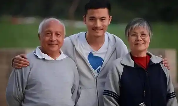 演员耿乐,家世显赫,是新中国国徽设计师的孙子,同时也是《黄河大合唱