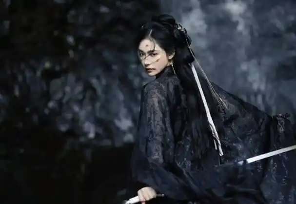 许佳琪七夕古风写真,一身黑衣冷艳霸气,战损妆又飒又美