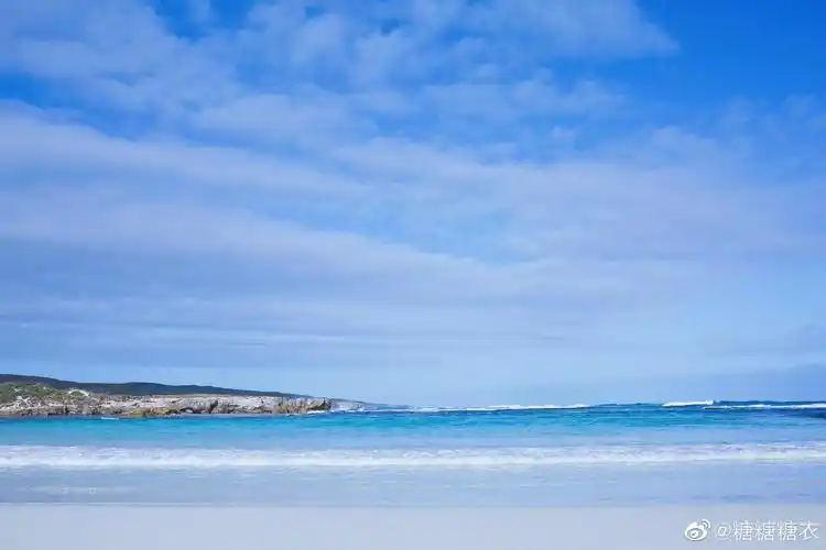 看过很多大海了,依旧喜欢看大片的蓝色,喜欢渐变色透明的海水