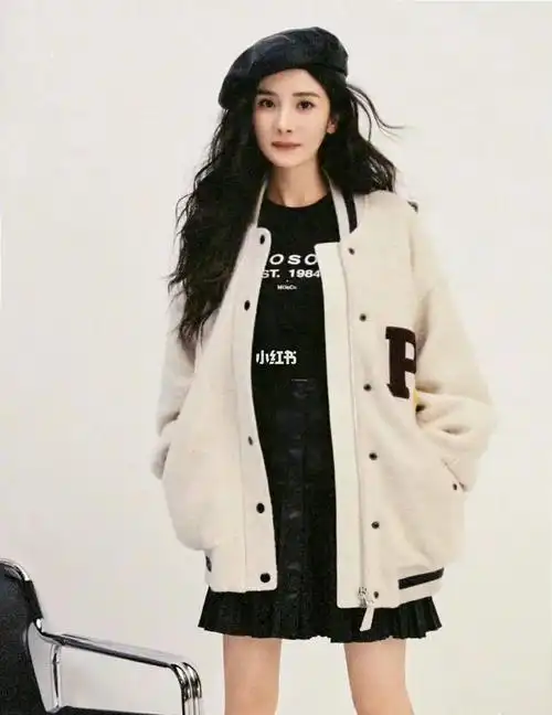 今日份幂姐穿搭喜欢贝雷帽#笔记灵感  #杨幂  #幂式穿搭  #杨幂穿搭