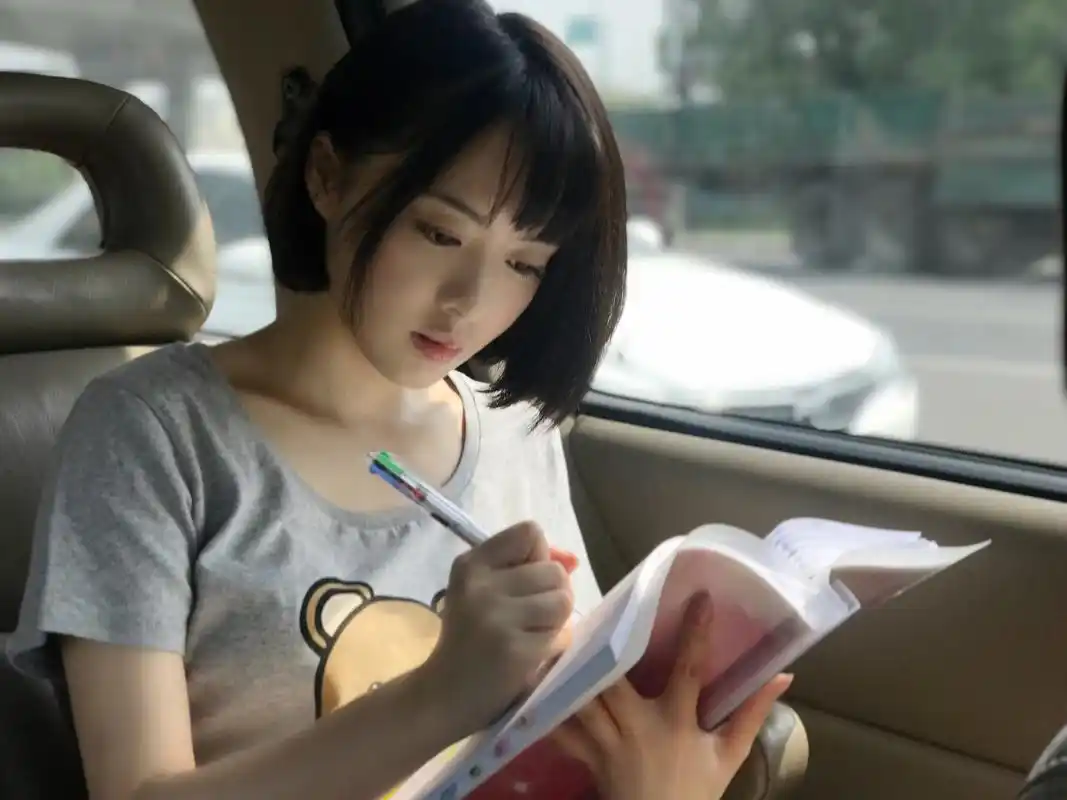 余心恬片场"入魔",花式看剧本停不下来