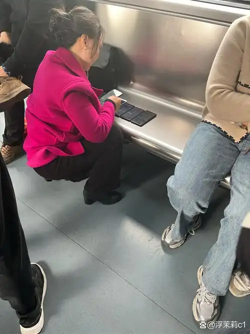 她是在阅读一篇引人入胜的文章?还是在和朋友热聊?