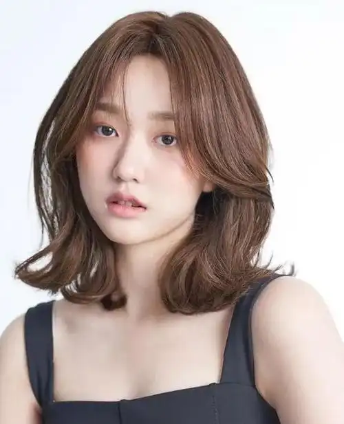 颧骨高适合什么发型,脸上颧骨高适合什么发型(颧骨高脸型最适合这款