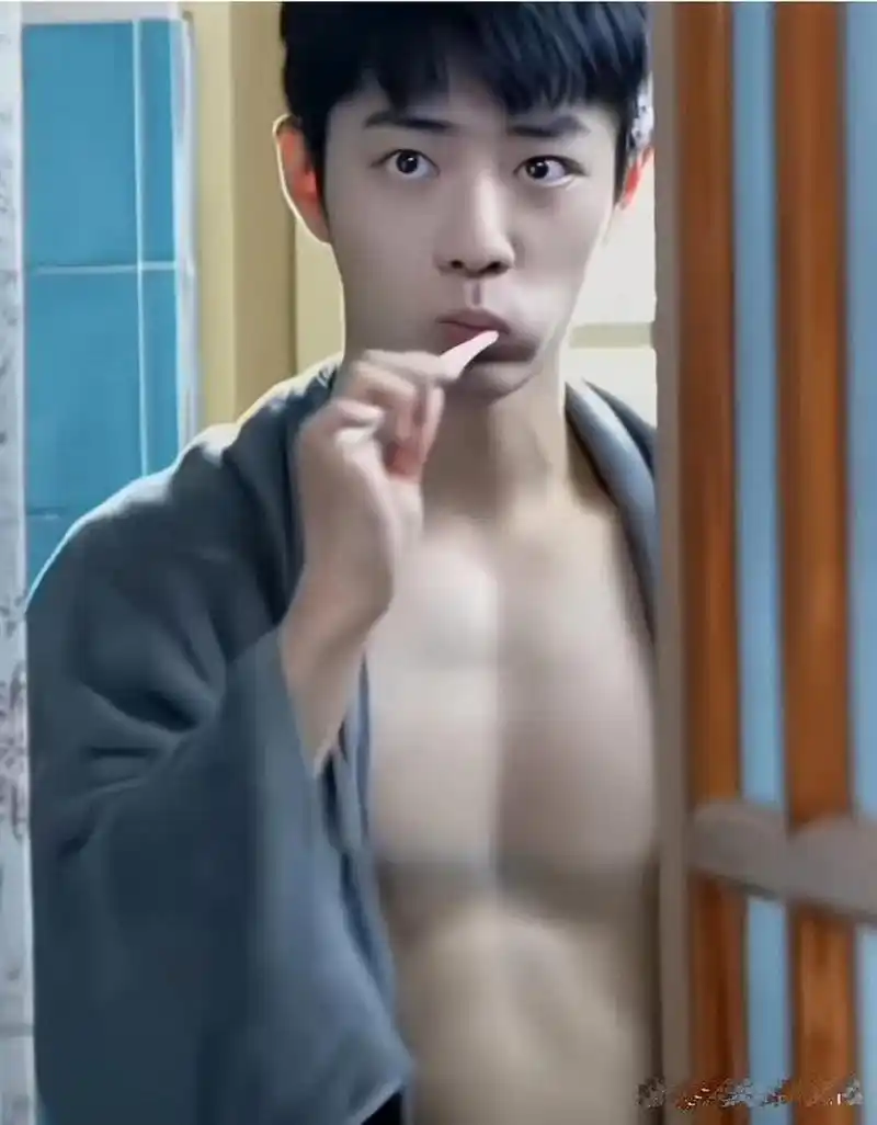 平时捂得严严实实的,这次了露胸肌和腹肌,这部剧对肖战有多么的重要了
