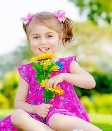 小女孩斜刘海双马尾辫扎发发型扎发步骤:没有留刘海的短发女孩,非常