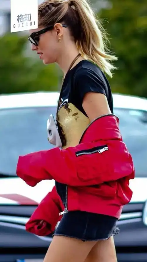 今年就流行衣服半脱半穿,你造吗