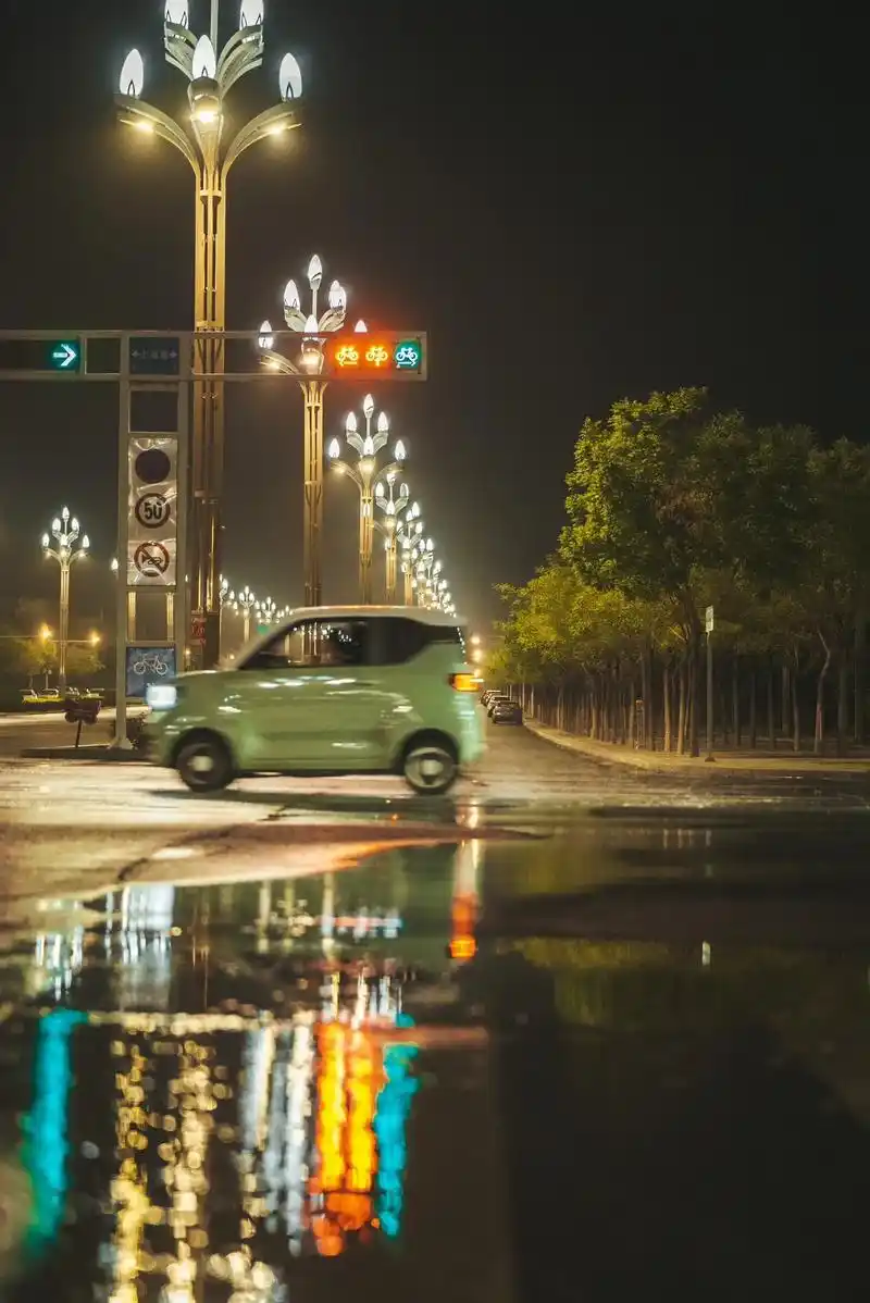终于等来了一场大雨,潮湿的空气太舒服了.#城市的夜晚 #街景 - 抖音